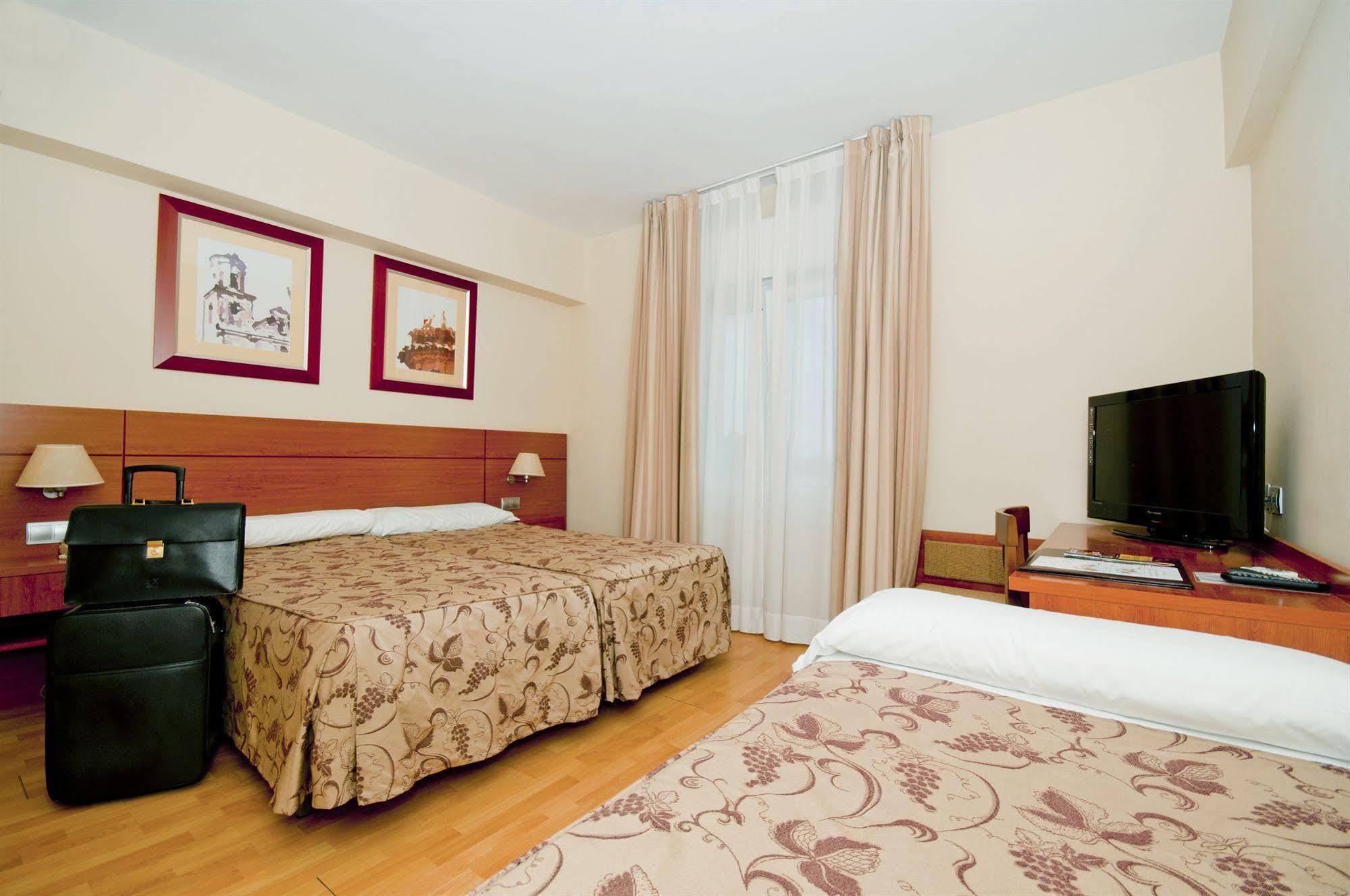 Hotel Palacios Alfaro Szoba fotó